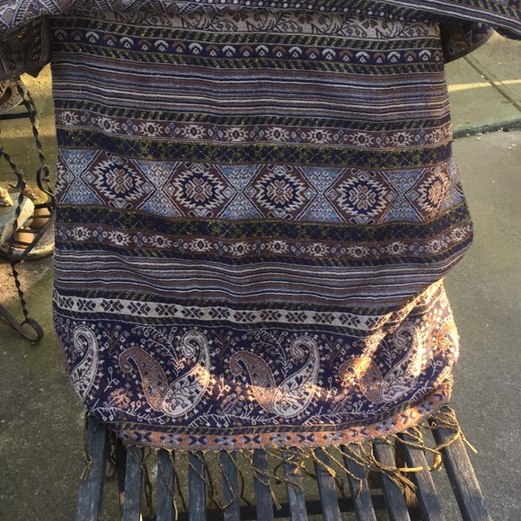 Beautiful patterned scarf - Picture 2 of 4